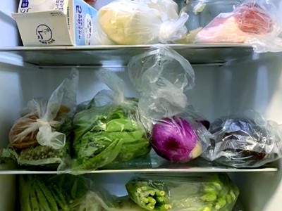 别再乱囤食物了！冰箱储存的这些误区，正在悄悄浪费你的食材